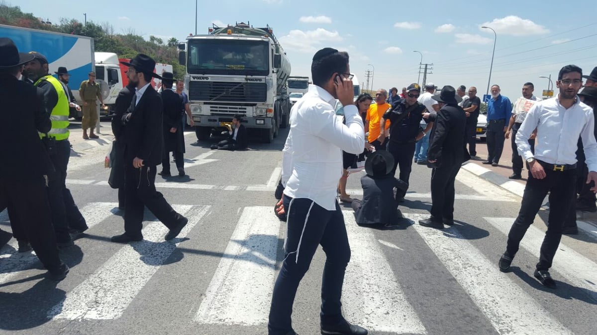 'הפלג' חוסמים כבישים; עוברי אורח מתעמתים עם המפגינים