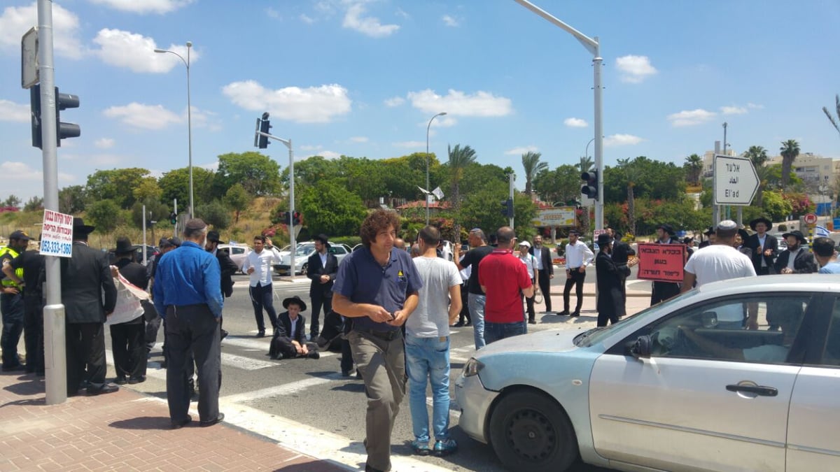 'הפלג' חוסמים כבישים; עוברי אורח מתעמתים עם המפגינים