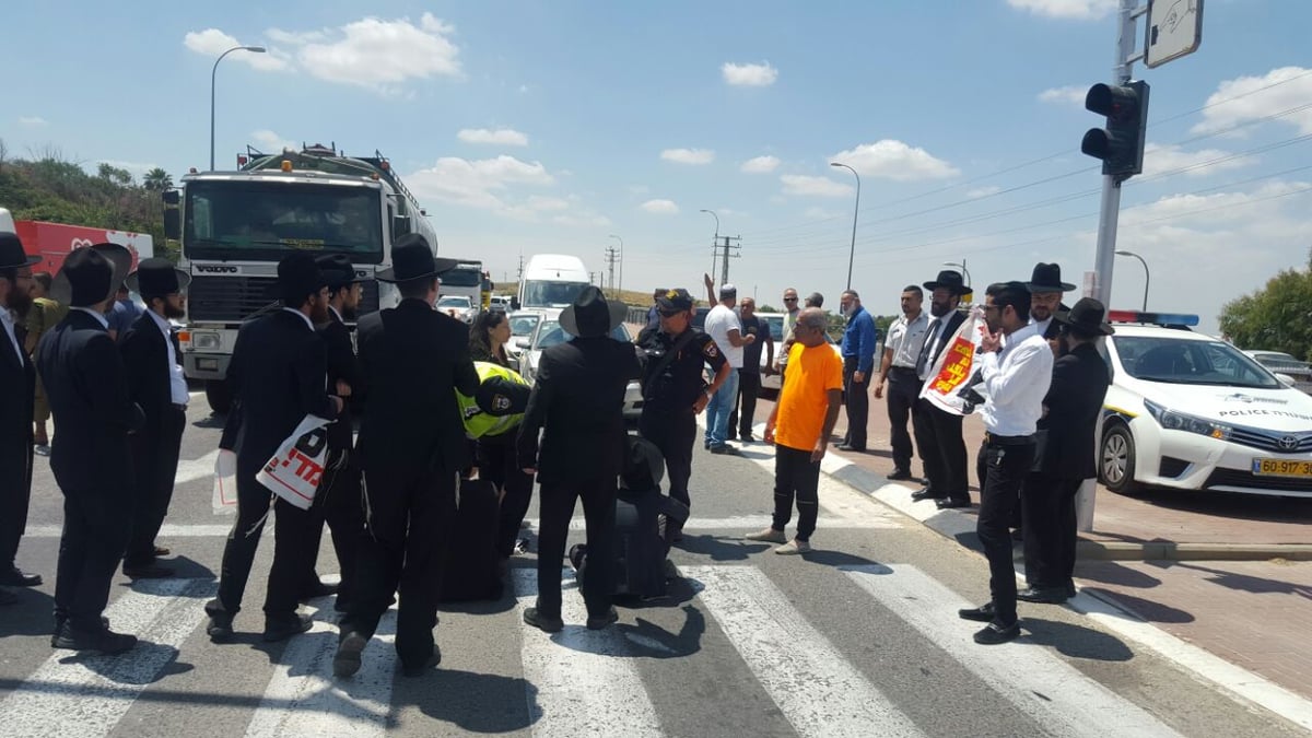 'הפלג' חוסמים כבישים; עוברי אורח מתעמתים עם המפגינים