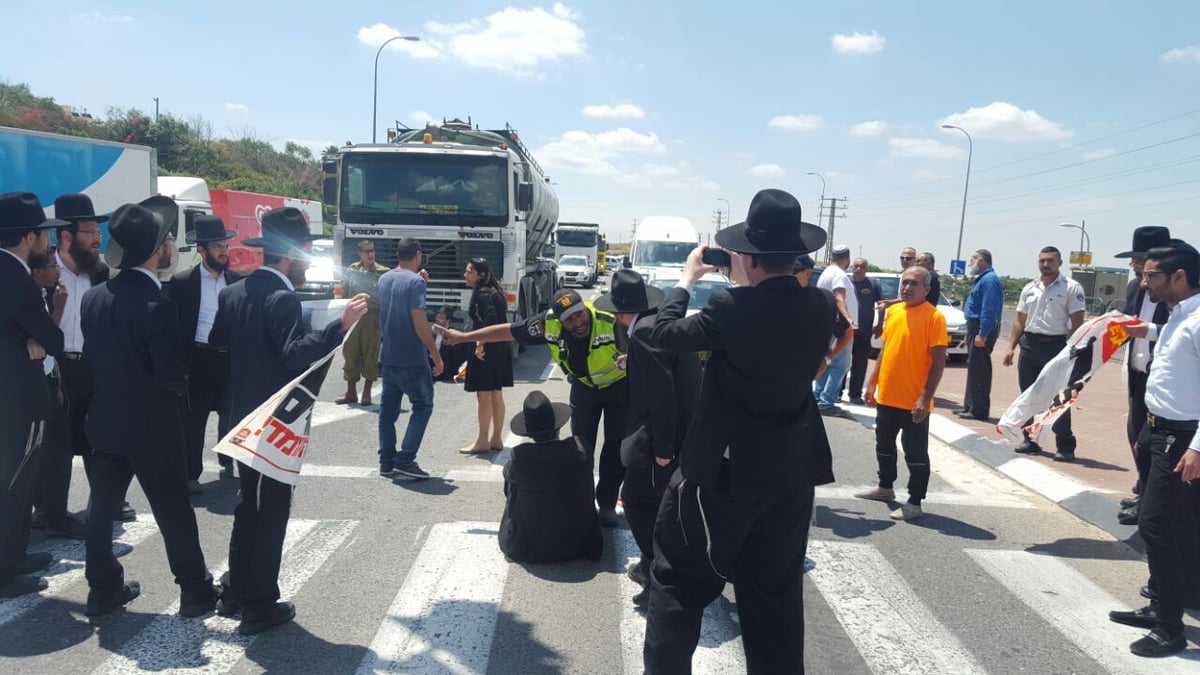 'הפלג' חוסמים כבישים; עוברי אורח מתעמתים עם המפגינים