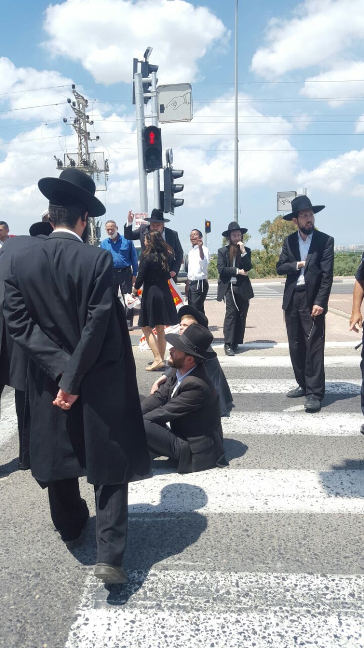 'הפלג' חוסמים כבישים; עוברי אורח מתעמתים עם המפגינים