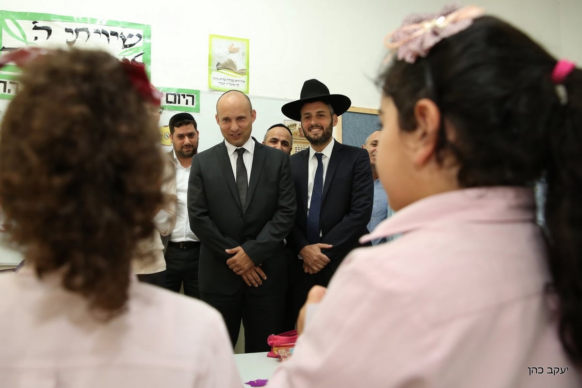 השר נפתלי בנט במוסדות ש"ס: אין סיבה שתקבלו פחות