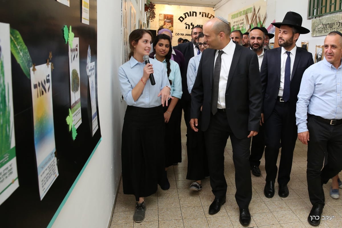 השר נפתלי בנט במוסדות ש"ס: אין סיבה שתקבלו פחות