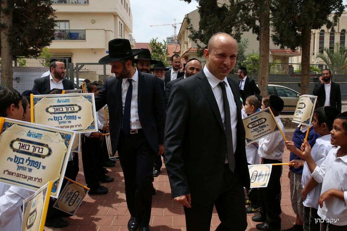 השר נפתלי בנט במוסדות ש"ס: אין סיבה שתקבלו פחות