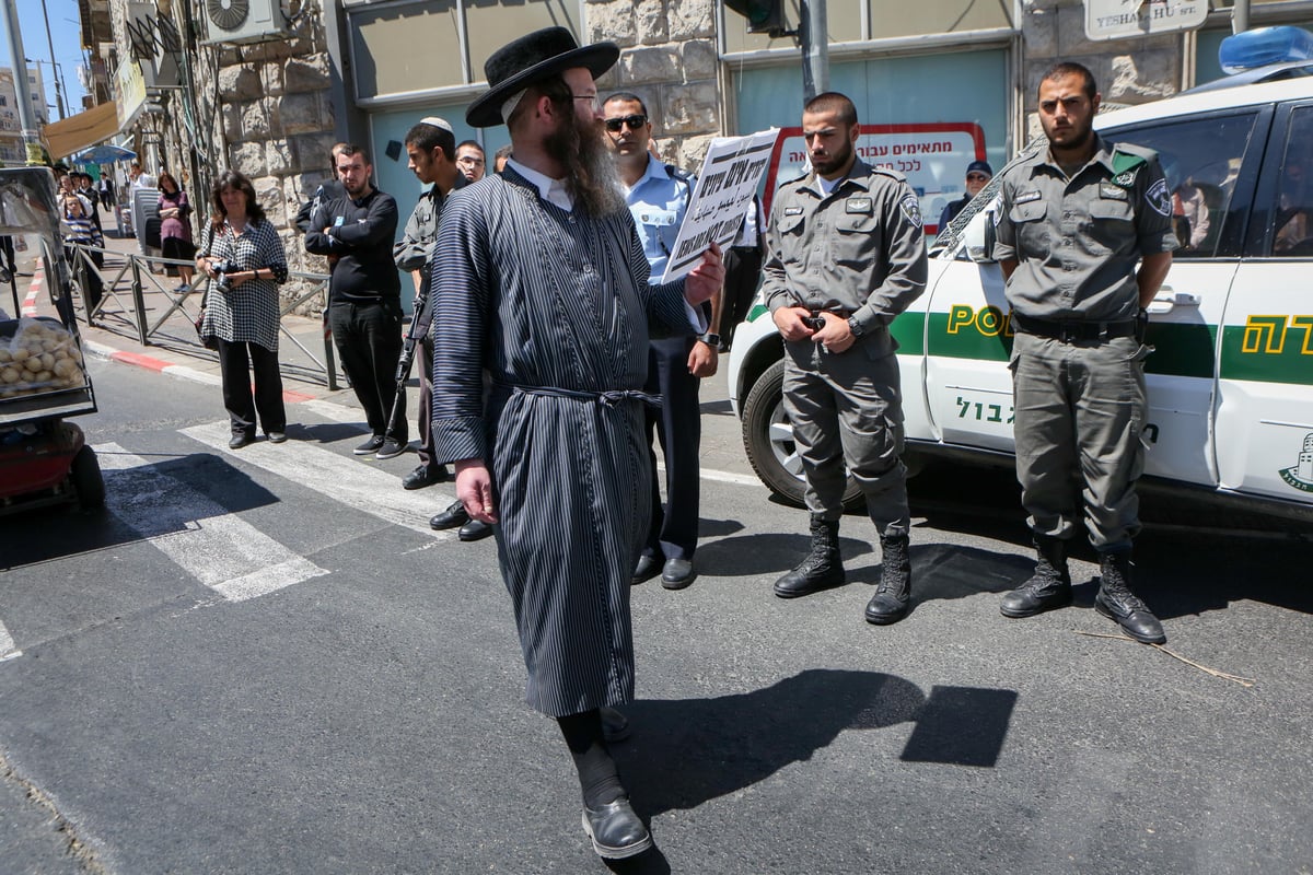 המג"בניקים הורידו את השלט של הקיצוניים במאה שערים