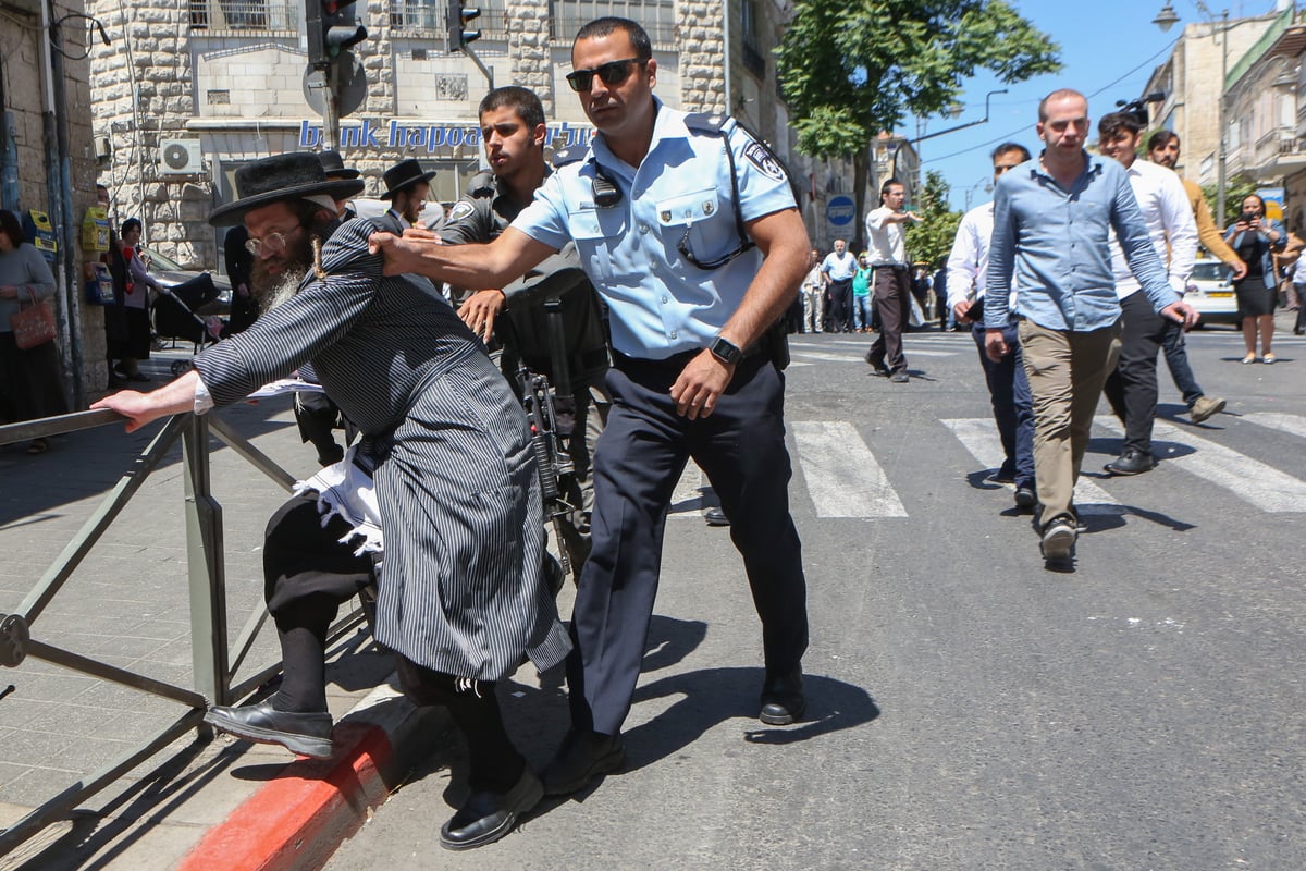 המג"בניקים הורידו את השלט של הקיצוניים במאה שערים