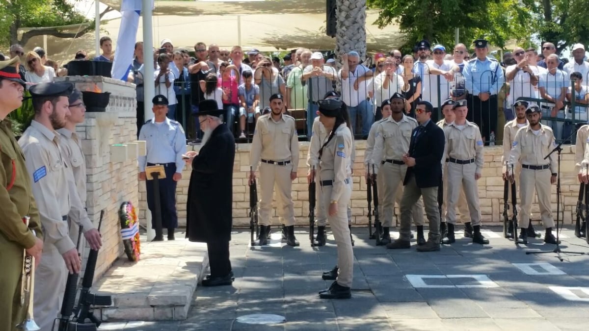 השר יעקב ליצמן עמד מול זר הפרחים וקרא תהילים