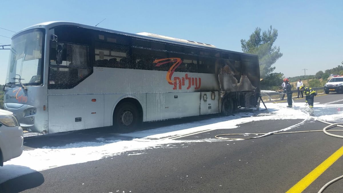 אוטובוס עלה באש, לא היו נפגעים • צפו