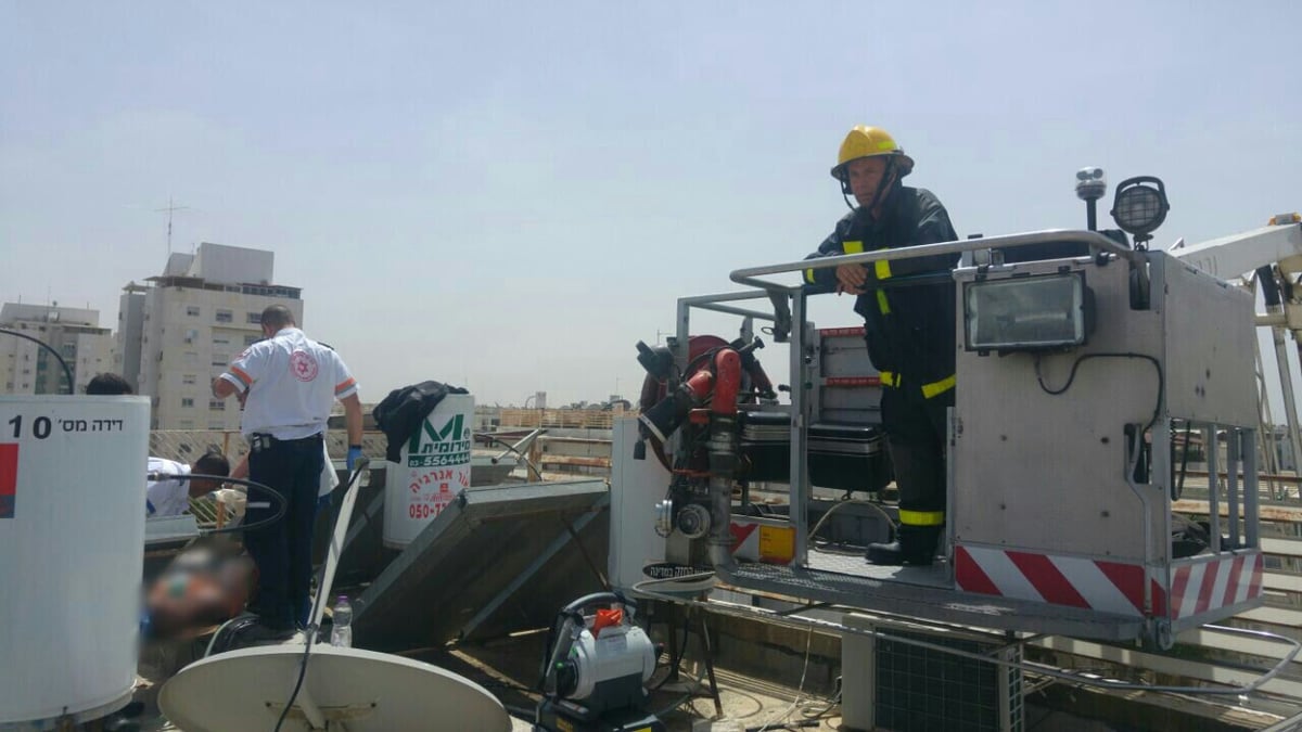 צפו בווידאו: מד"א וכיבוי אש מחלצים פצוע מגג בניין