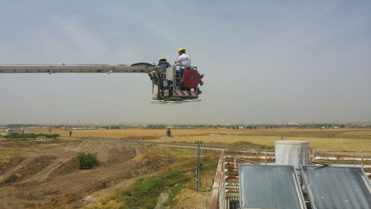 צפו בווידאו: מד"א וכיבוי אש מחלצים פצוע מגג בניין