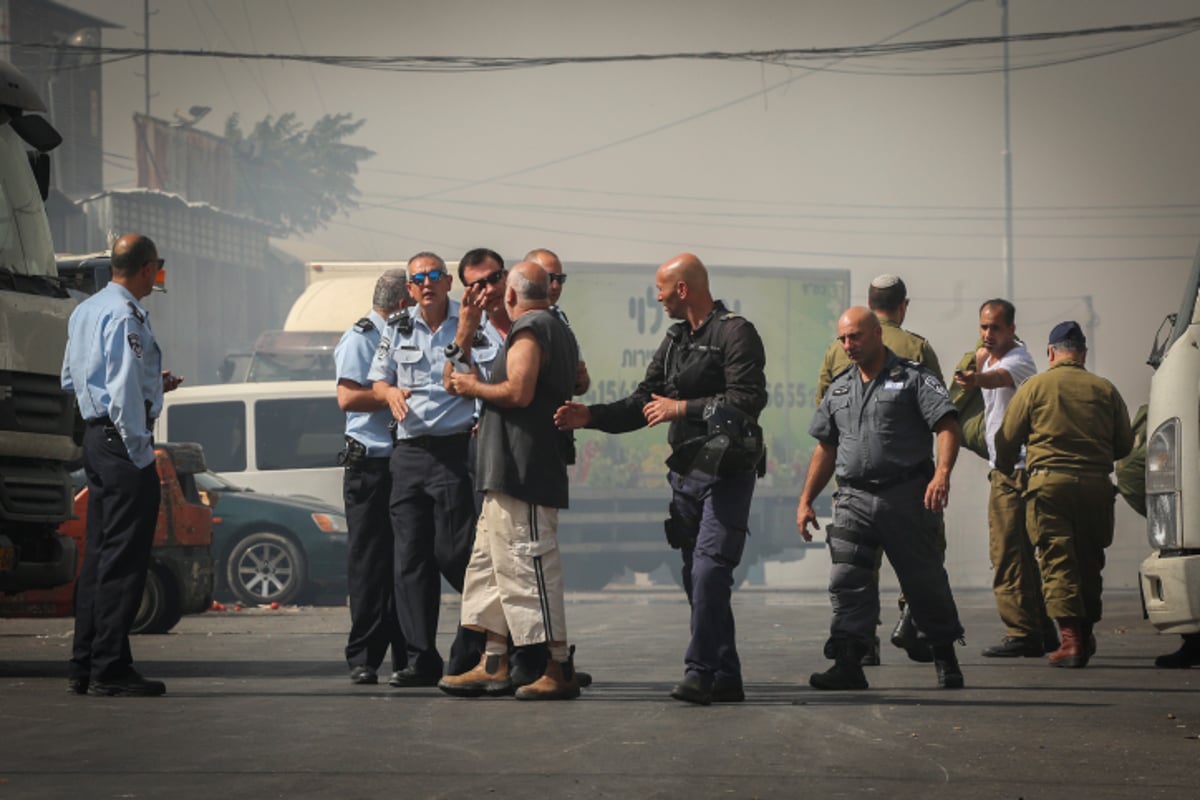 פאניקה מול הלהבות: צפו בפינוי בית הכנסת