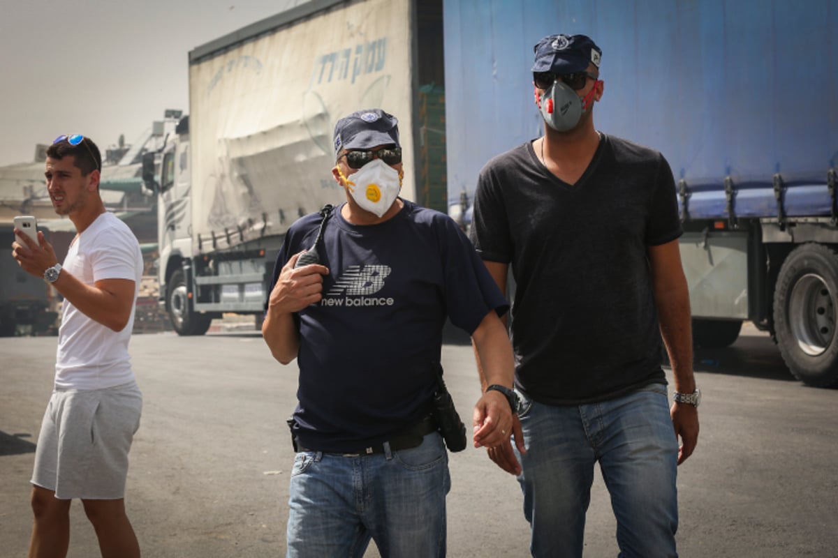 פאניקה מול הלהבות: צפו בפינוי בית הכנסת