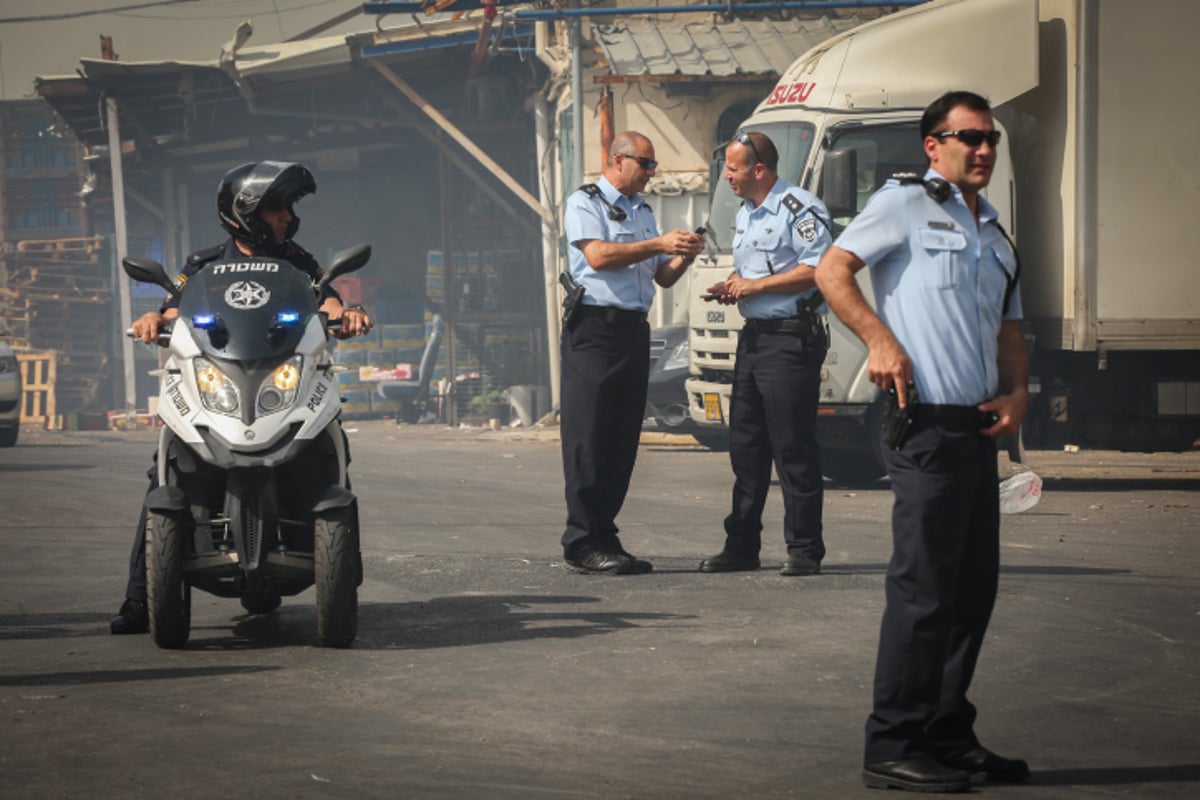 פאניקה מול הלהבות: צפו בפינוי בית הכנסת