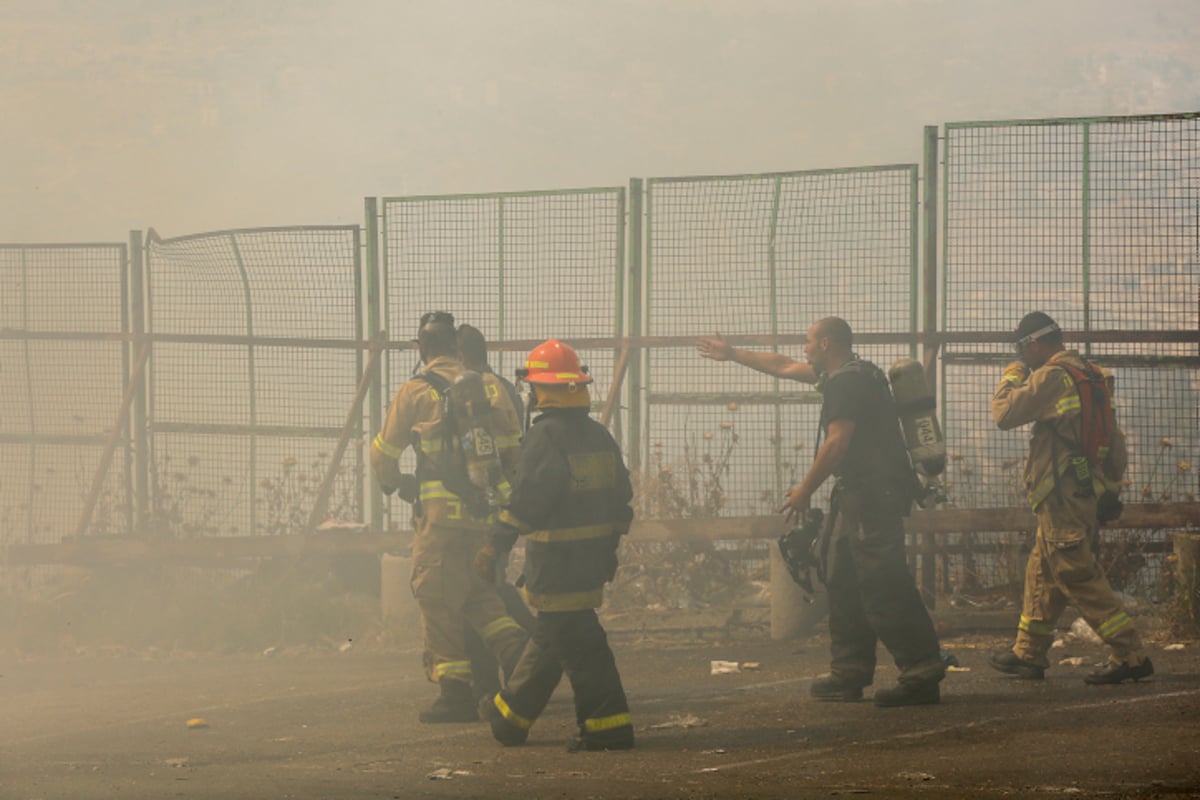 פאניקה מול הלהבות: צפו בפינוי בית הכנסת