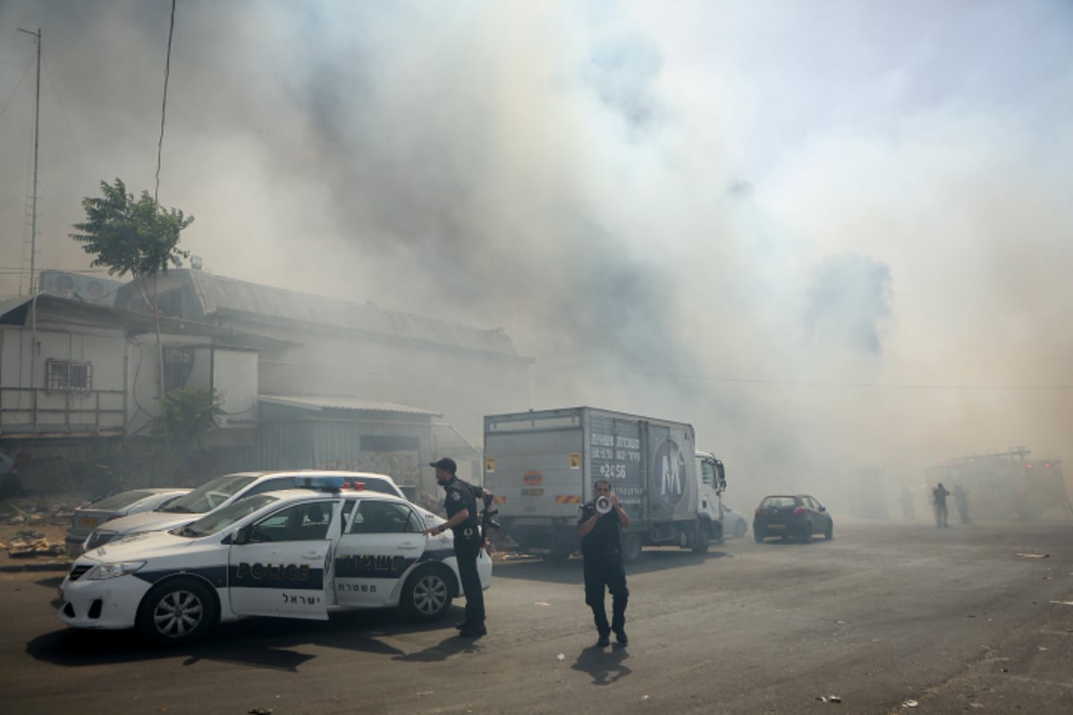 פאניקה מול הלהבות: צפו בפינוי בית הכנסת