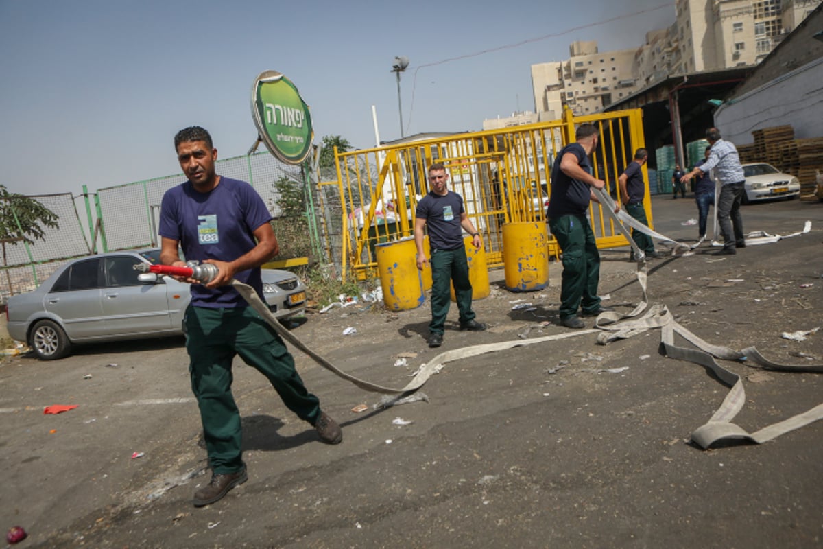 פאניקה מול הלהבות: צפו בפינוי בית הכנסת