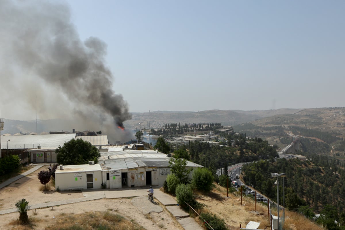 פאניקה מול הלהבות: צפו בפינוי בית הכנסת