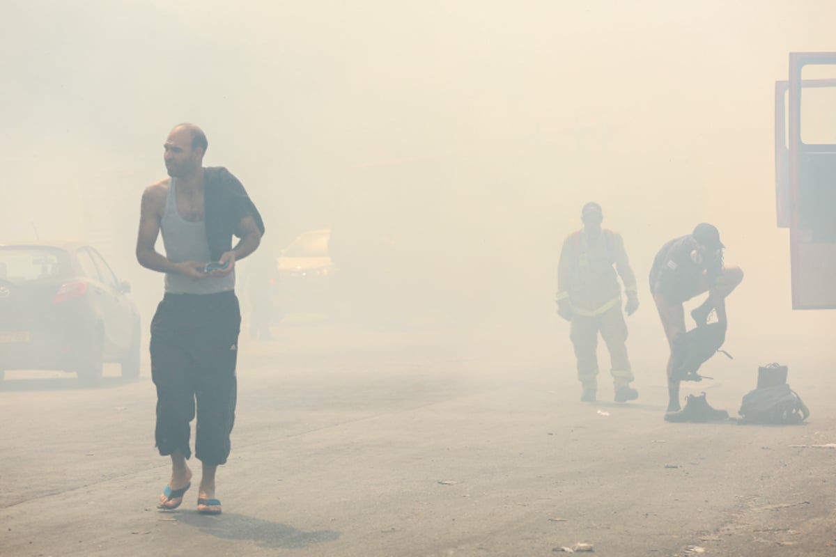 פאניקה מול הלהבות: צפו בפינוי בית הכנסת