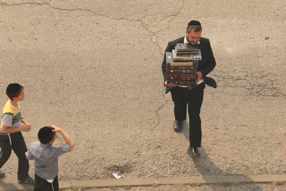 פאניקה מול הלהבות: צפו בפינוי בית הכנסת