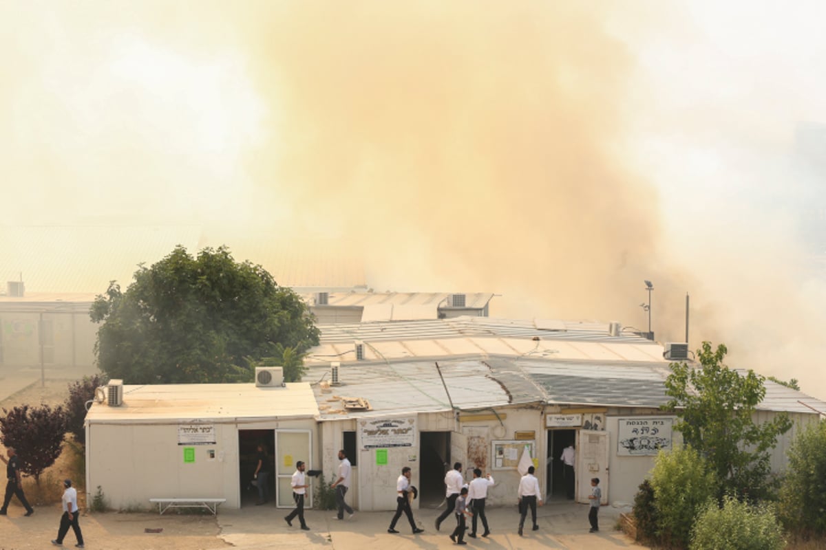 פאניקה מול הלהבות: צפו בפינוי בית הכנסת