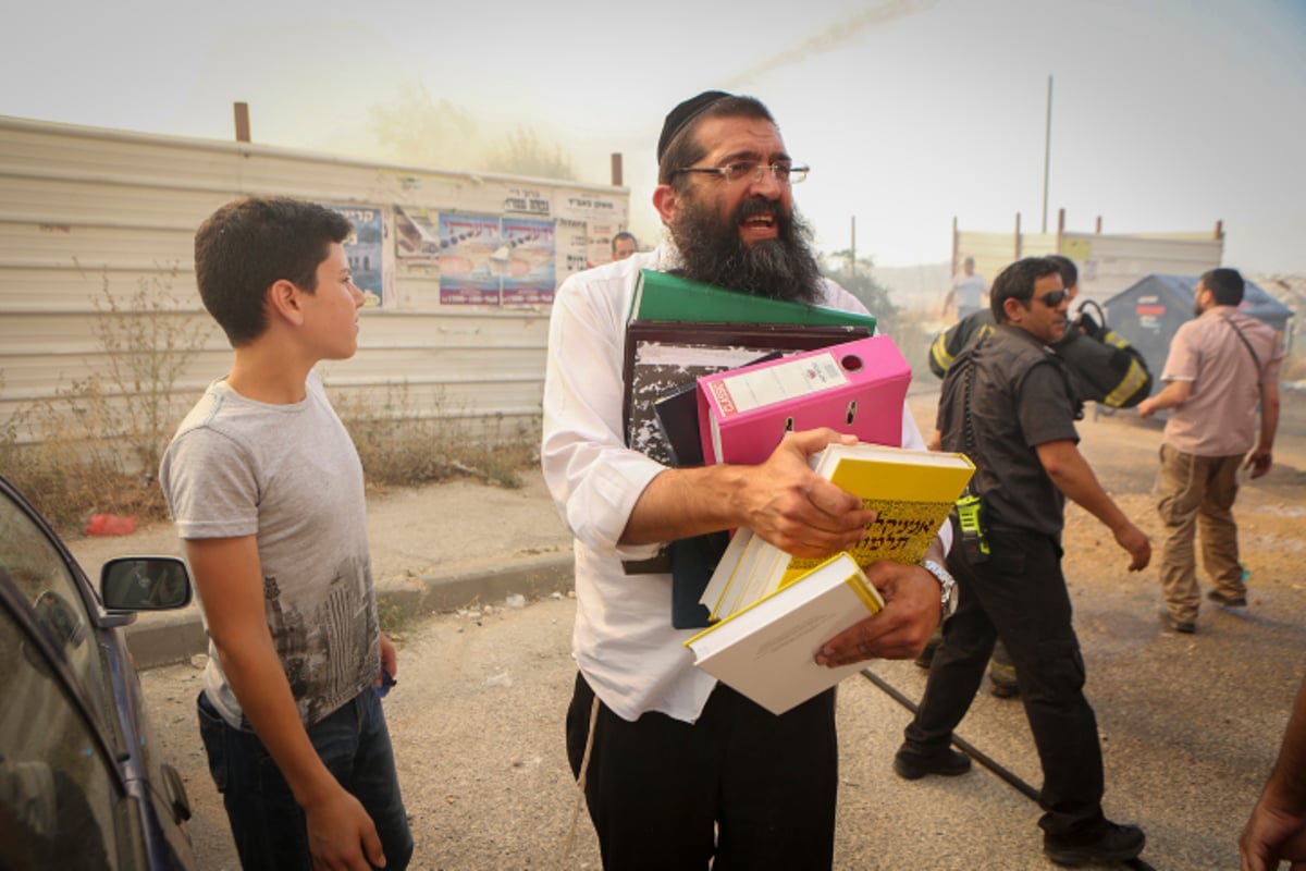 פאניקה מול הלהבות: צפו בפינוי בית הכנסת