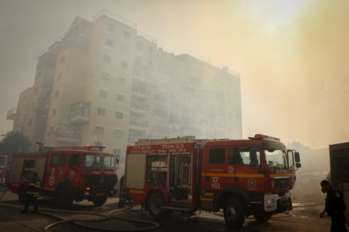 פאניקה מול הלהבות: צפו בפינוי בית הכנסת