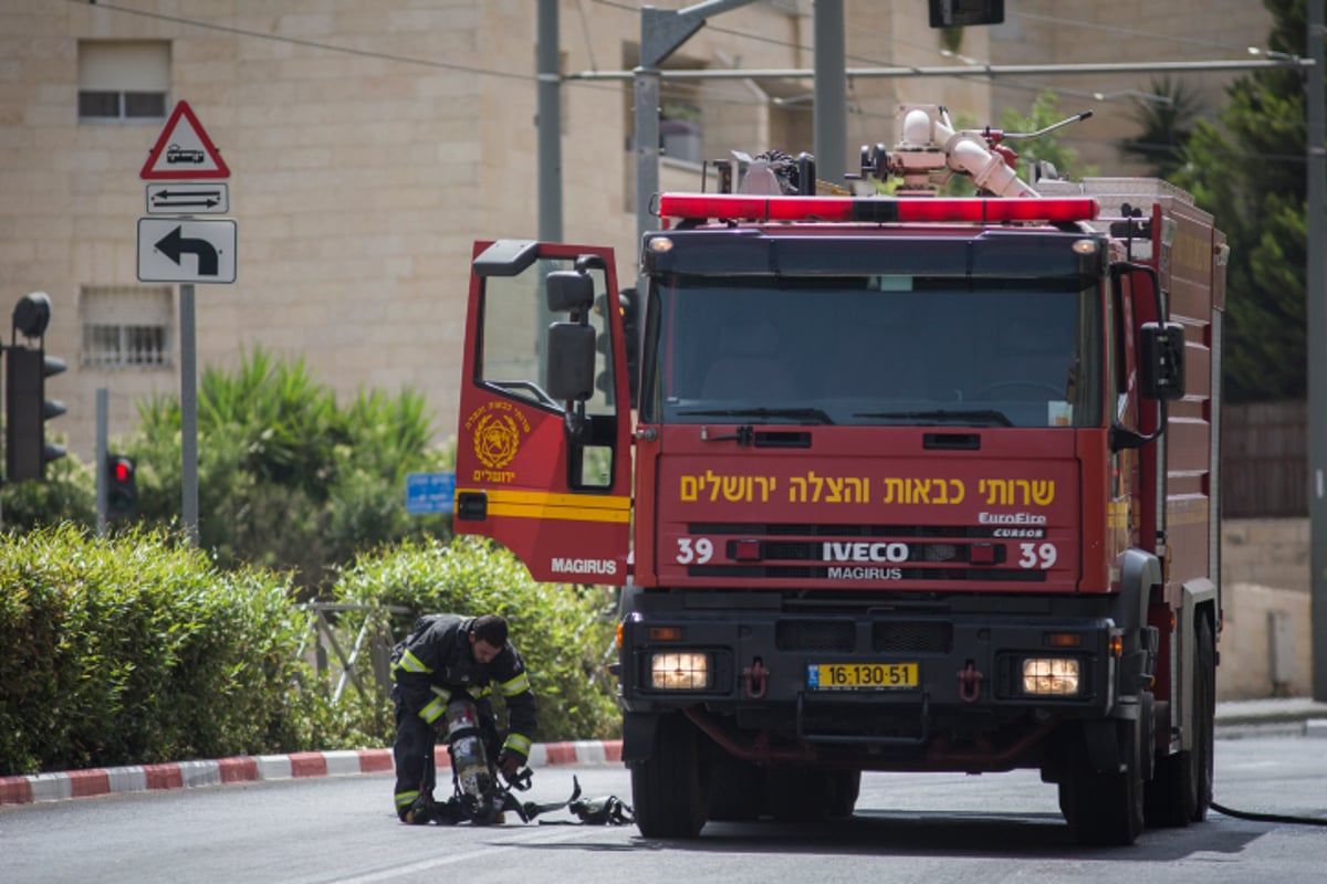 חומר כימי לא מזוהה נשפך ברחוב, התושבים הסתגרו בבתים