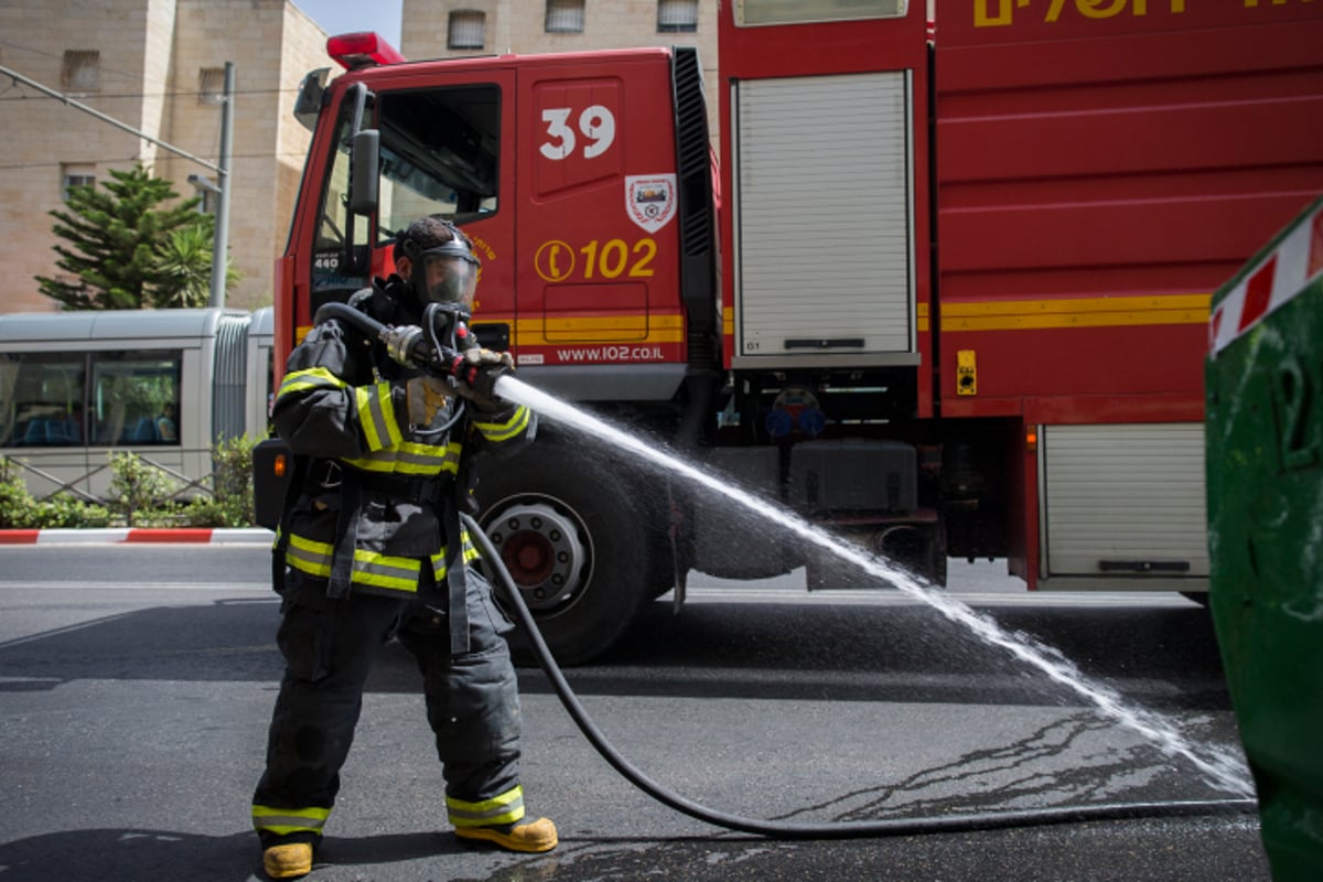 חומר כימי לא מזוהה נשפך ברחוב, התושבים הסתגרו בבתים