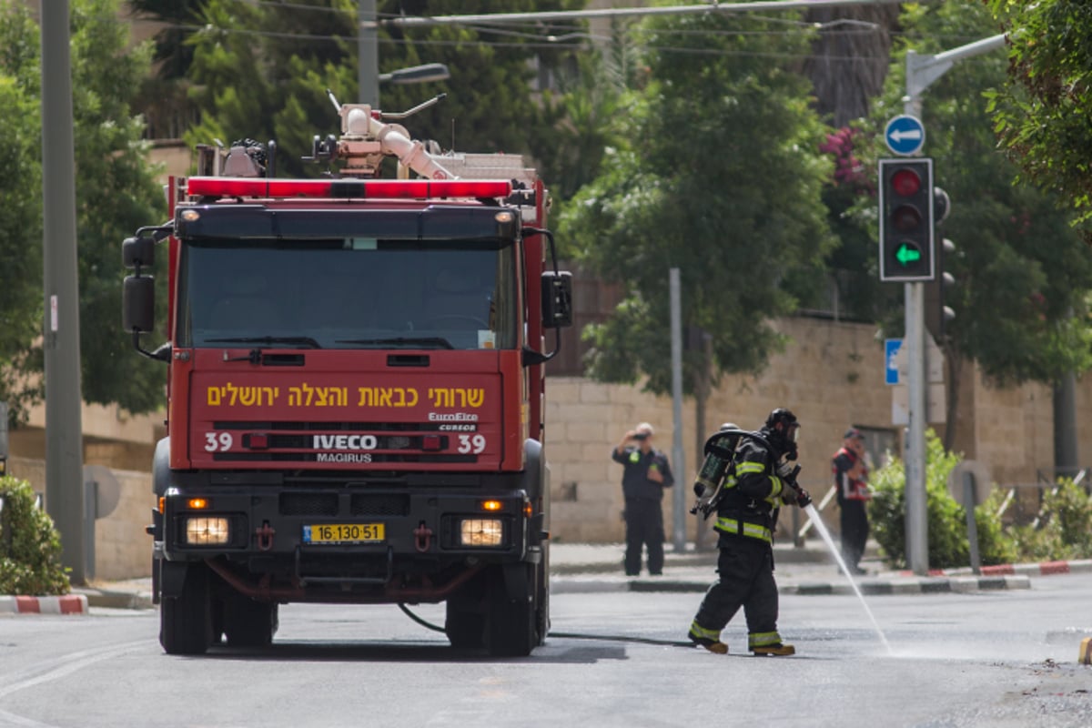 חומר כימי לא מזוהה נשפך ברחוב, התושבים הסתגרו בבתים