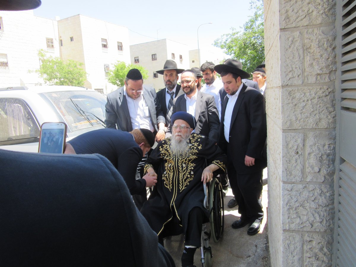 אחרי שבועות ארוכים: זקן הראשל"צים יצא מביתו