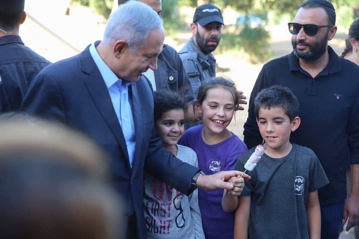 צפו: נתניהו עם הילדים במדורה