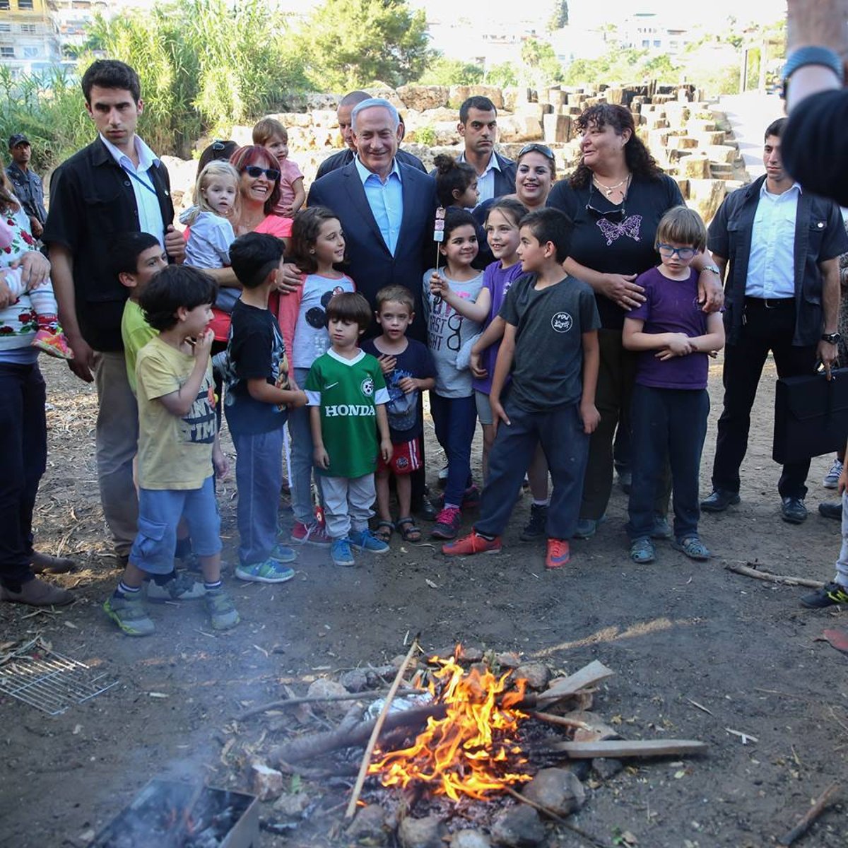 צפו: נתניהו עם הילדים במדורה