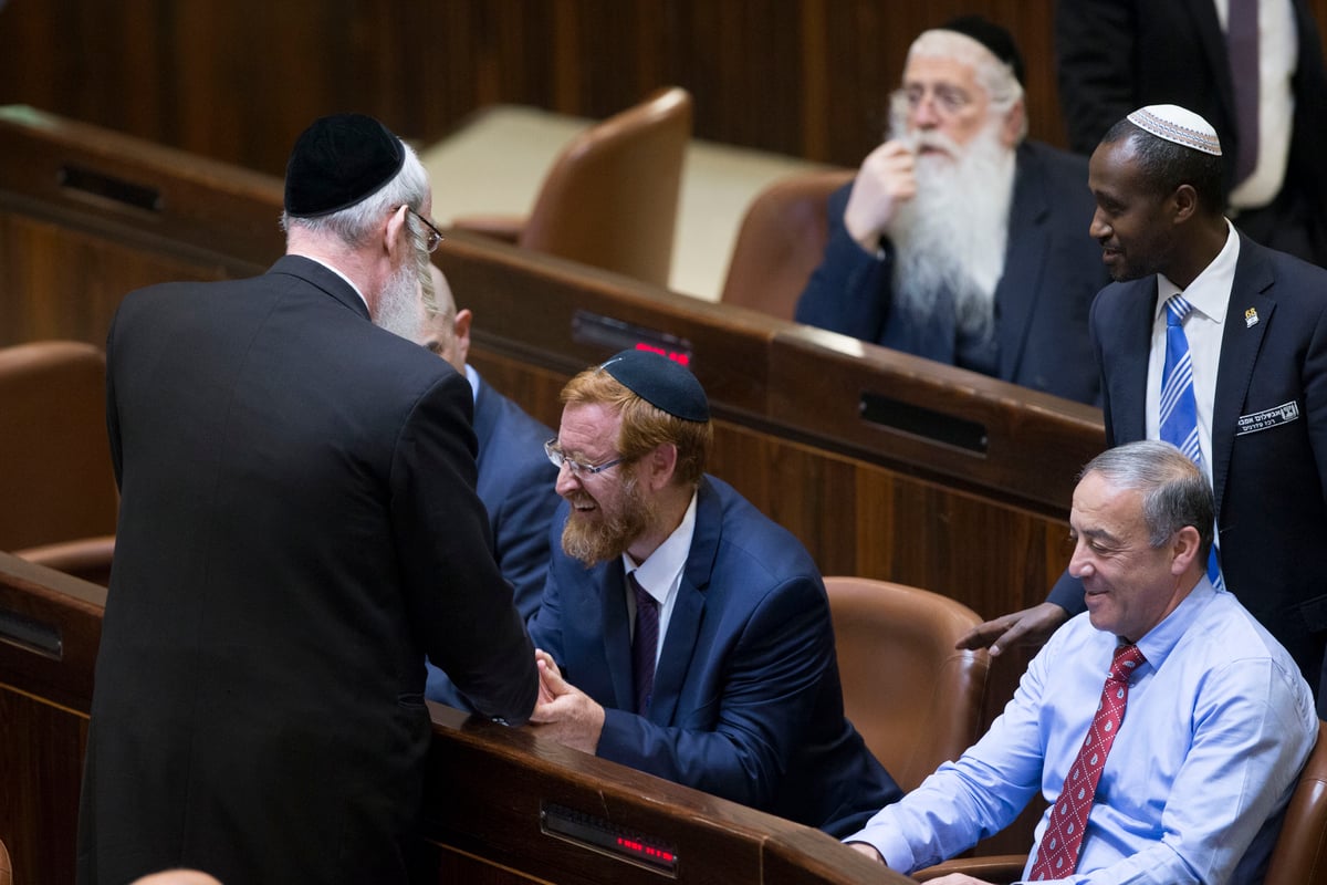 בחיבוקים ונשיקות • יעקב אשר ויהודה גליק התקבלו בכנסת