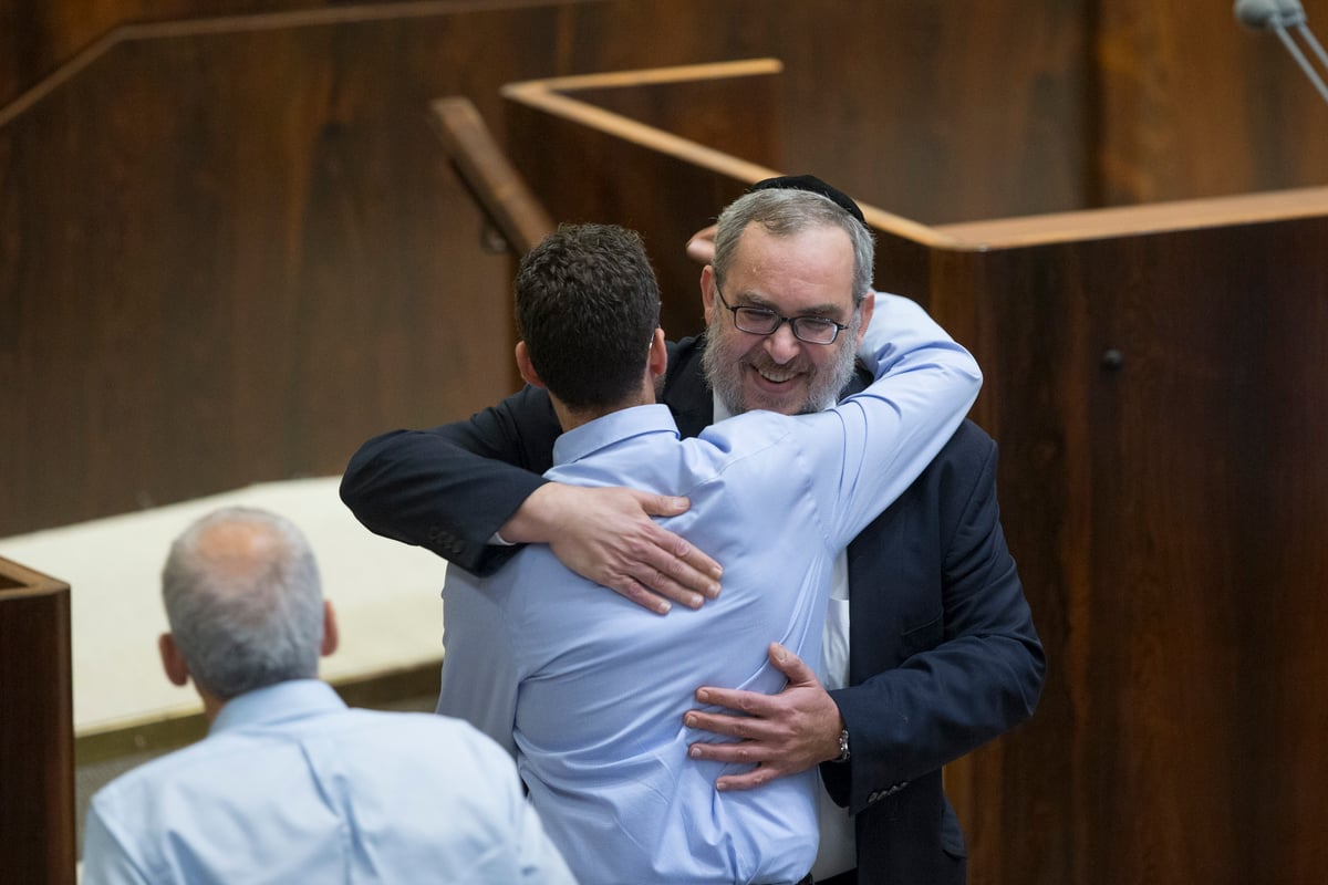 בחיבוקים ונשיקות • יעקב אשר ויהודה גליק התקבלו בכנסת