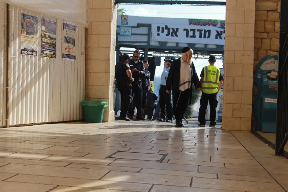 רגע לפני הרבבות: 'שחרית' בציון הרשב"י