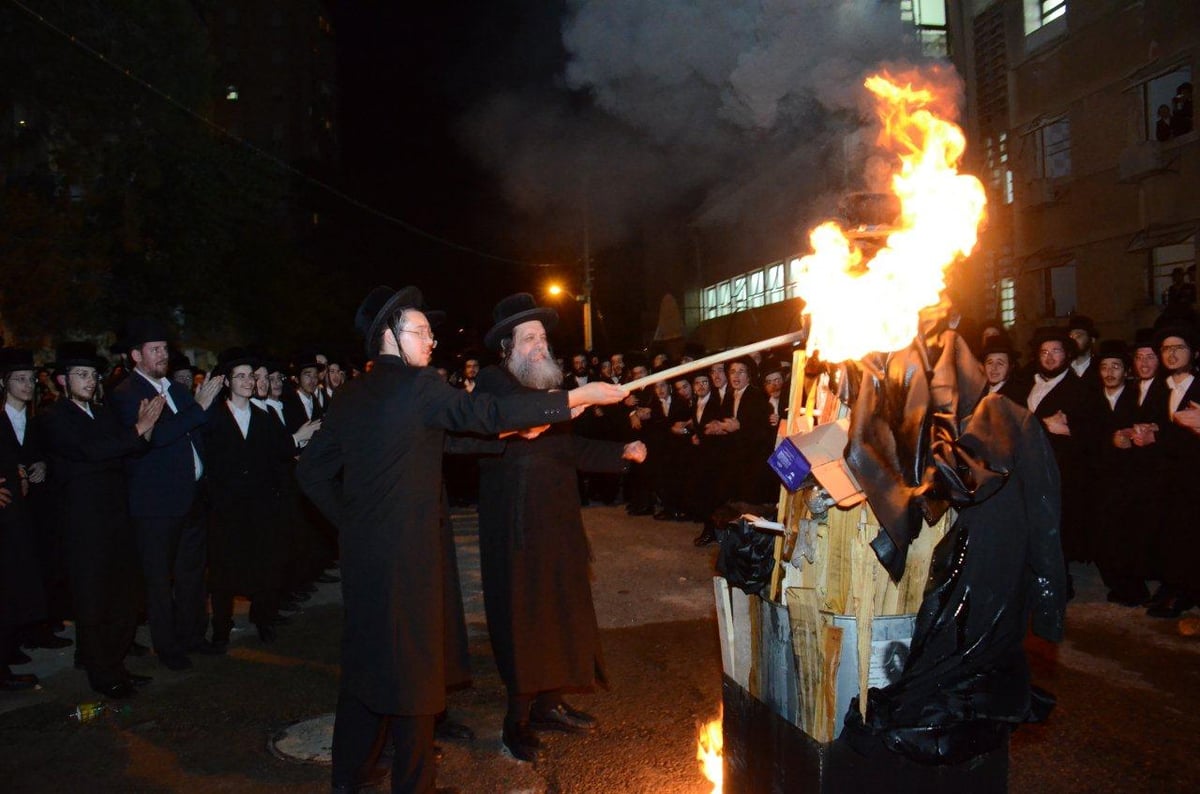 מעמד ההדלקה בישיבת בעלזא בחיפה. צפו