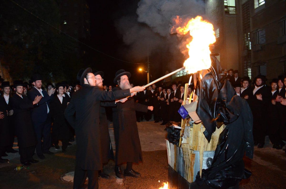 מעמד ההדלקה בישיבת בעלזא בחיפה. צפו