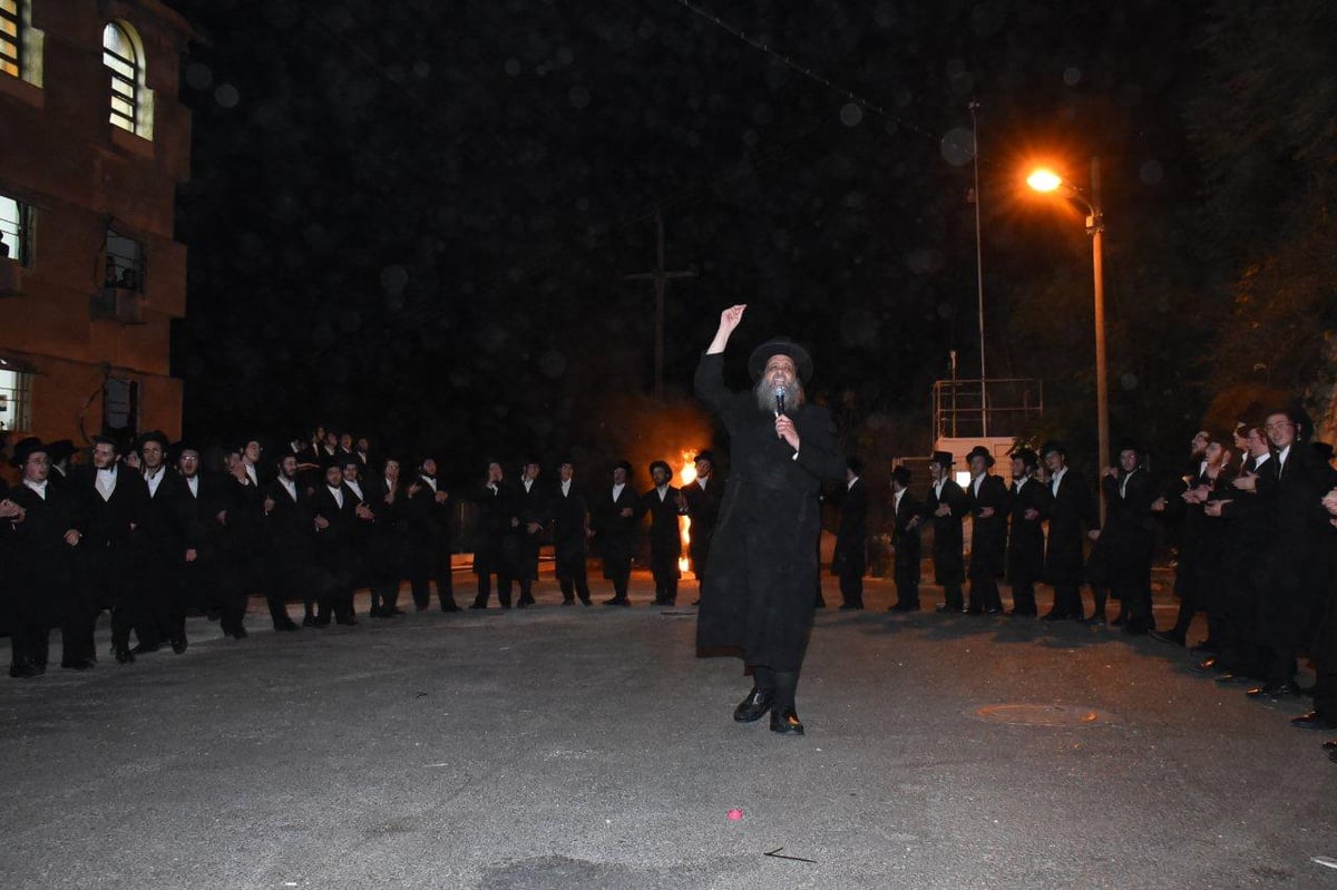 מעמד ההדלקה בישיבת בעלזא בחיפה. צפו