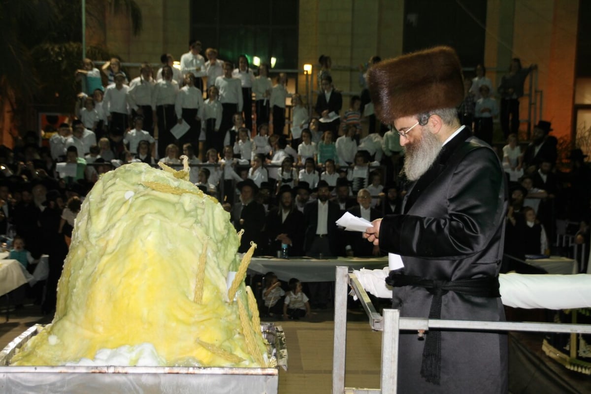 סאדיגורא: הרבי הדליק, החסידים פצחו בשירה