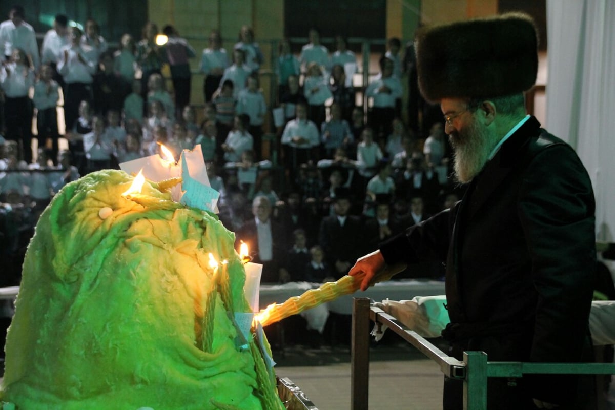 סאדיגורא: הרבי הדליק, החסידים פצחו בשירה