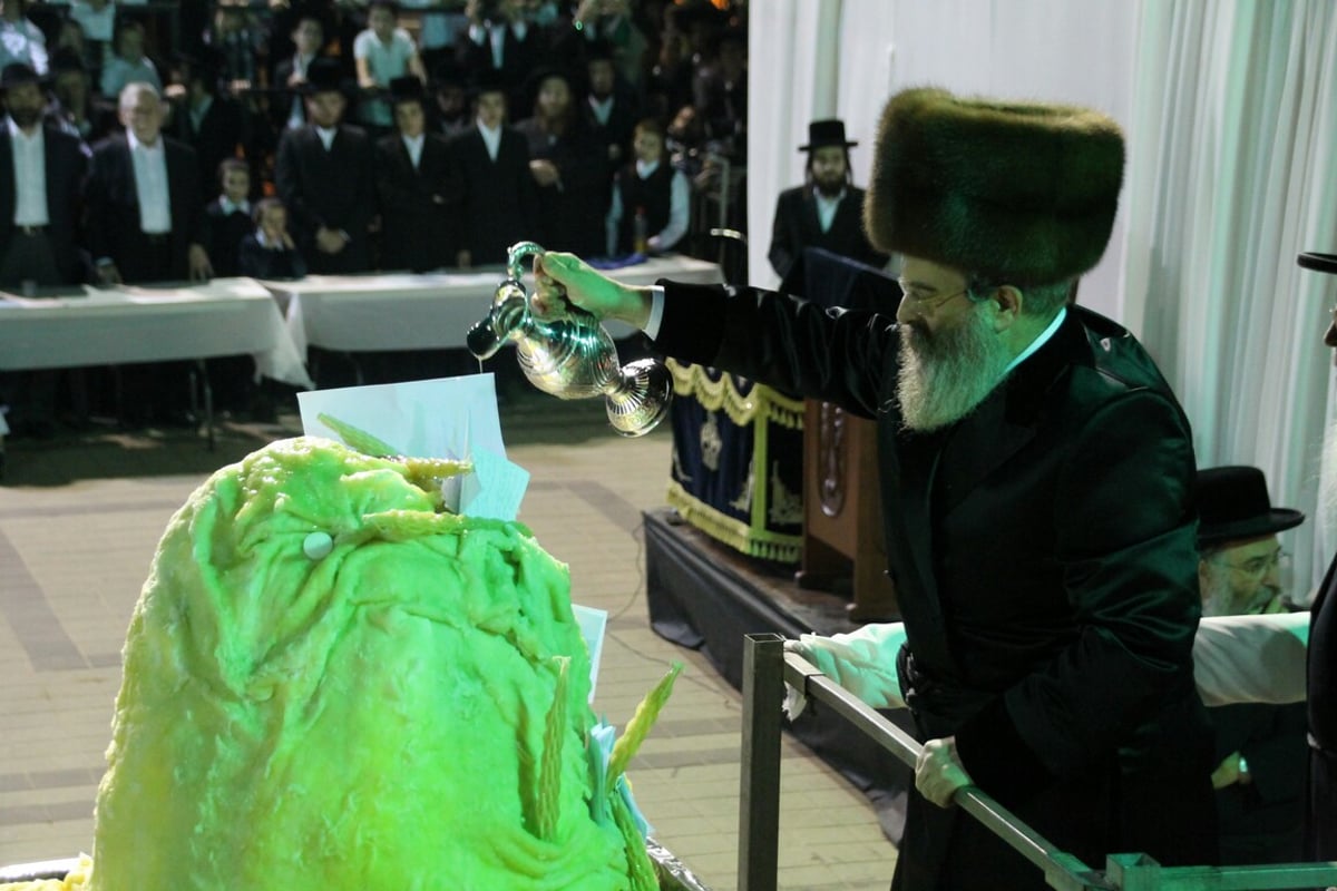 סאדיגורא: הרבי הדליק, החסידים פצחו בשירה