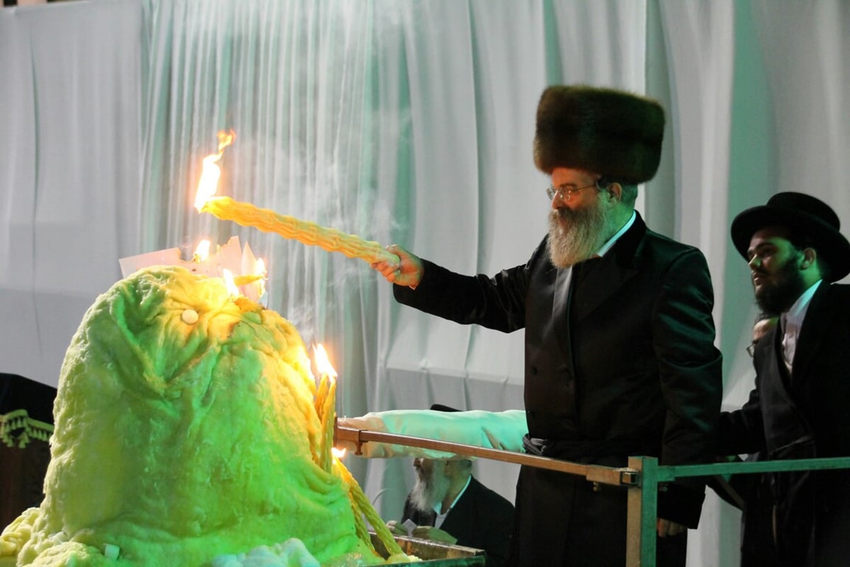 סאדיגורא: הרבי הדליק, החסידים פצחו בשירה