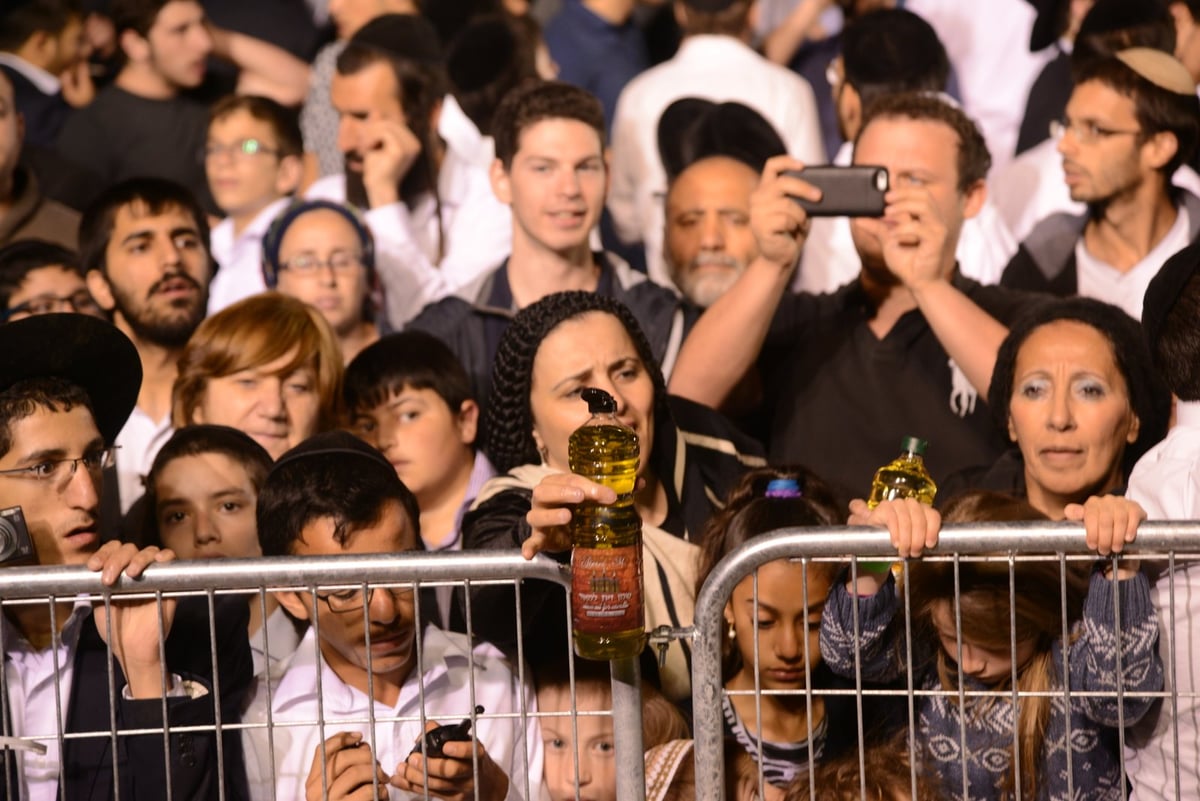 צפו בתיעוד: ההדלקה של הגר"ש עמאר במירון