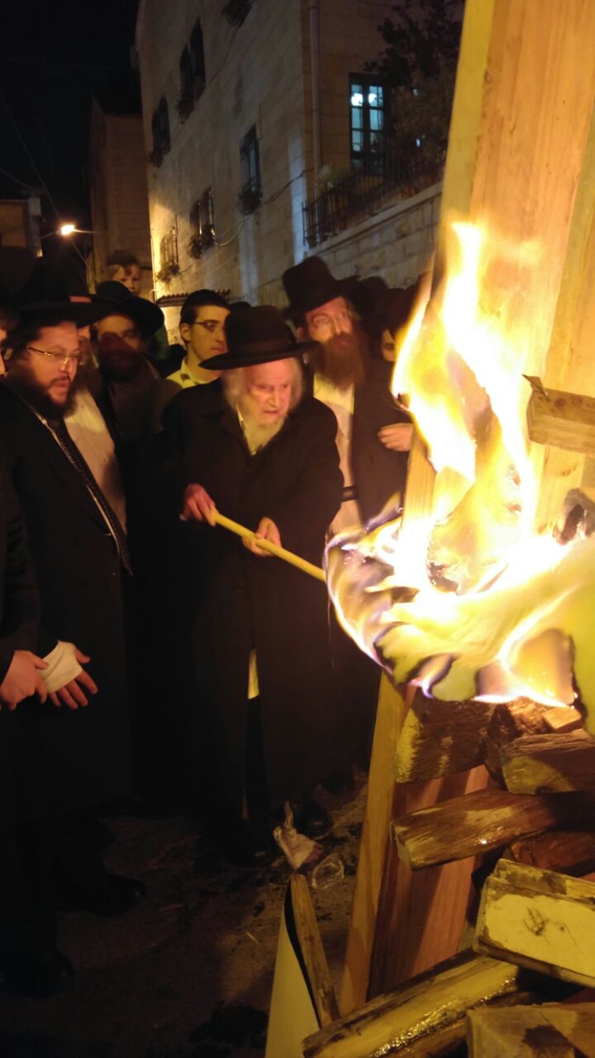 בדרך אביו: הגר"ש אוירבך הדליק מדורה