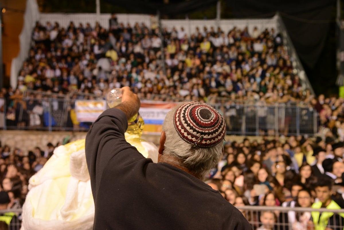 צפו בתיעוד: ההדלקה של הגר"ש עמאר במירון