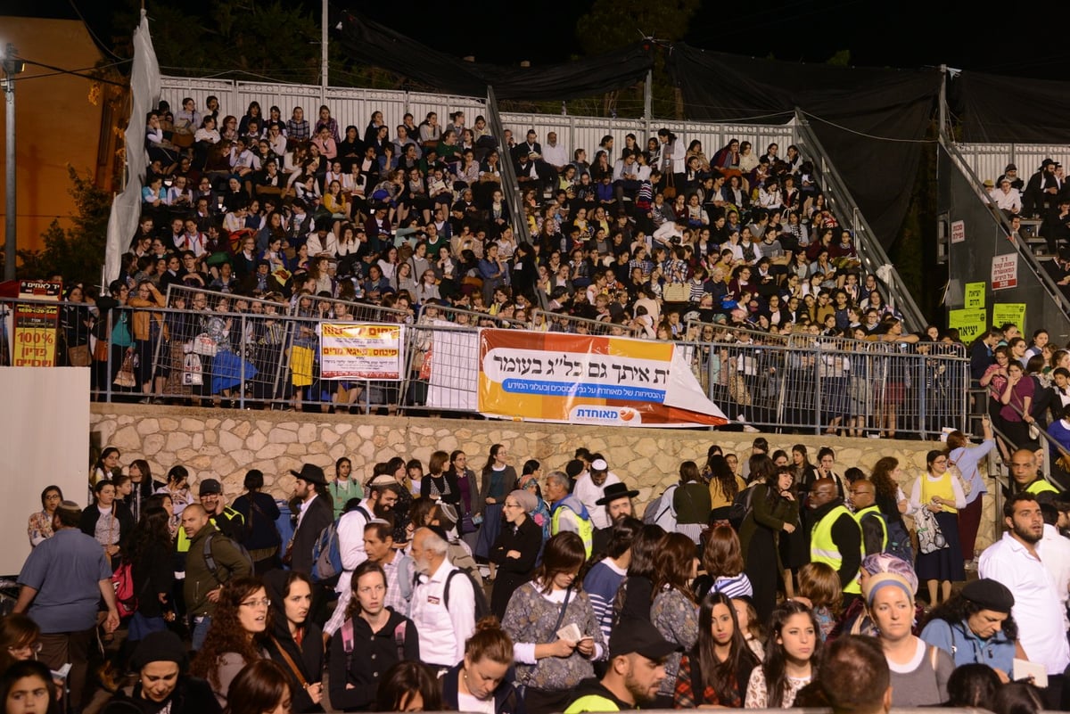 צפו בתיעוד: ההדלקה של הגר"ש עמאר במירון