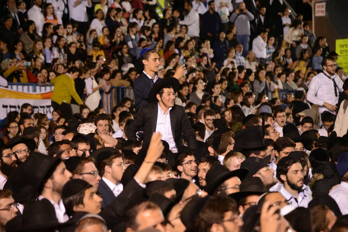 צפו בתיעוד: ההדלקה של הגר"ש עמאר במירון