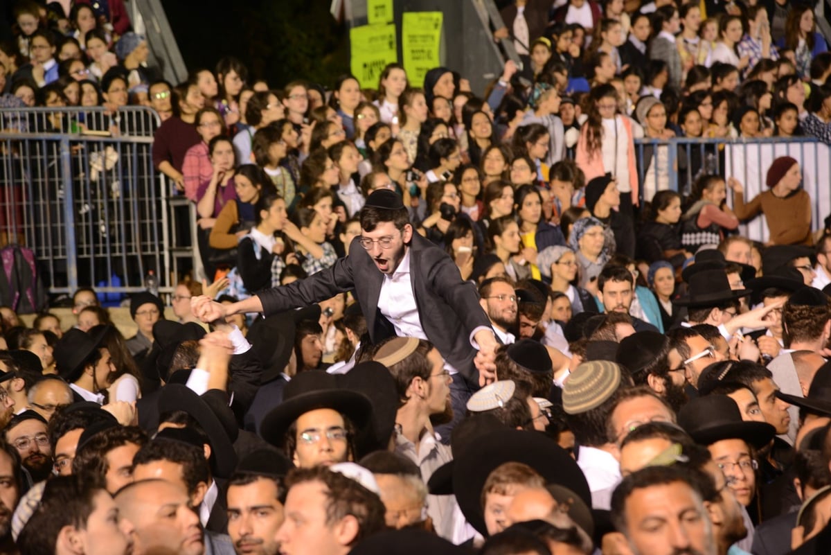 צפו בתיעוד: ההדלקה של הגר"ש עמאר במירון