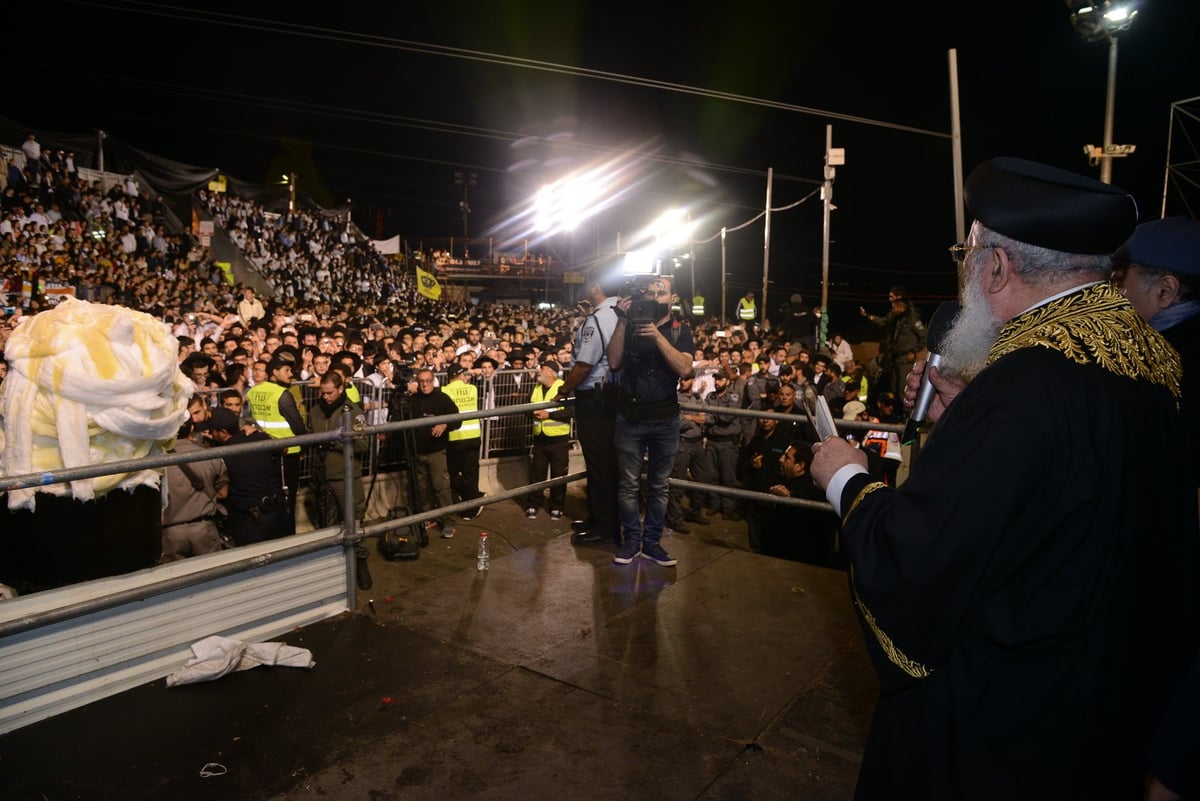 צפו בתיעוד: ההדלקה של הגר"ש עמאר במירון