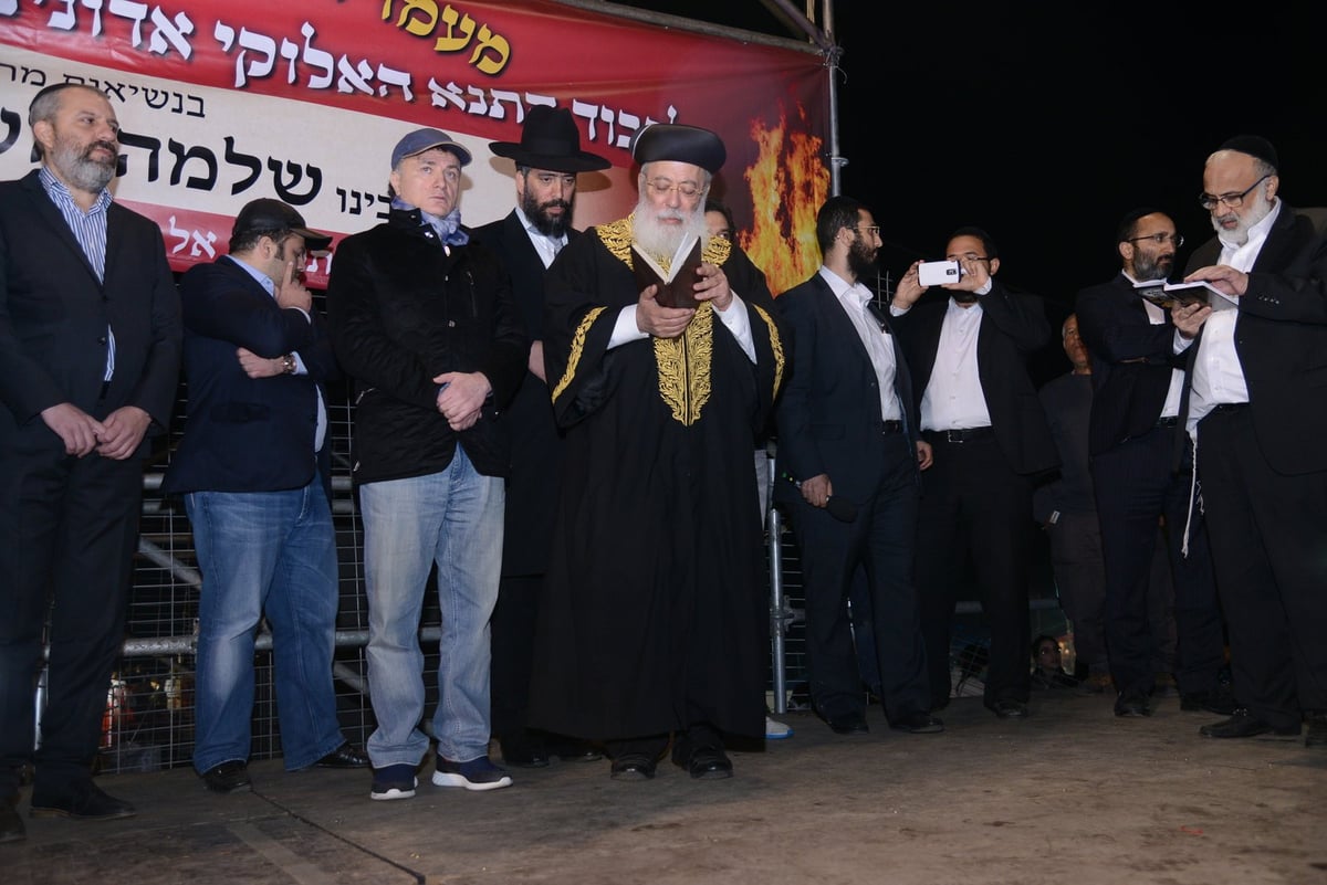 צפו בתיעוד: ההדלקה של הגר"ש עמאר במירון